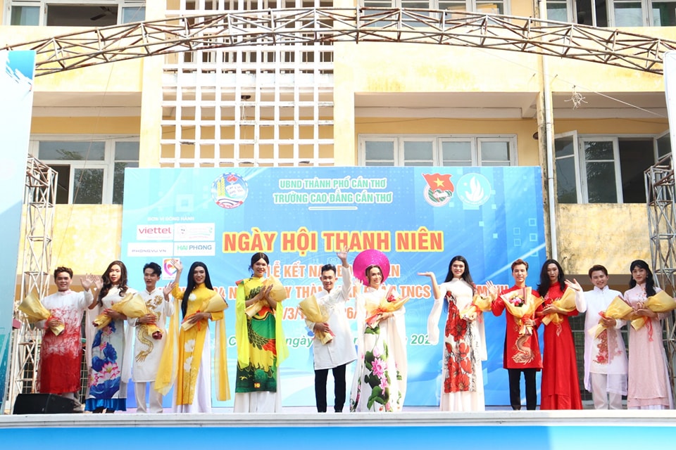 Giao lưu SOGIE và trình diễn áo dài trong Ngày Hội Thanh Niên 2025 tại Cao Đẳng Cần Thơ